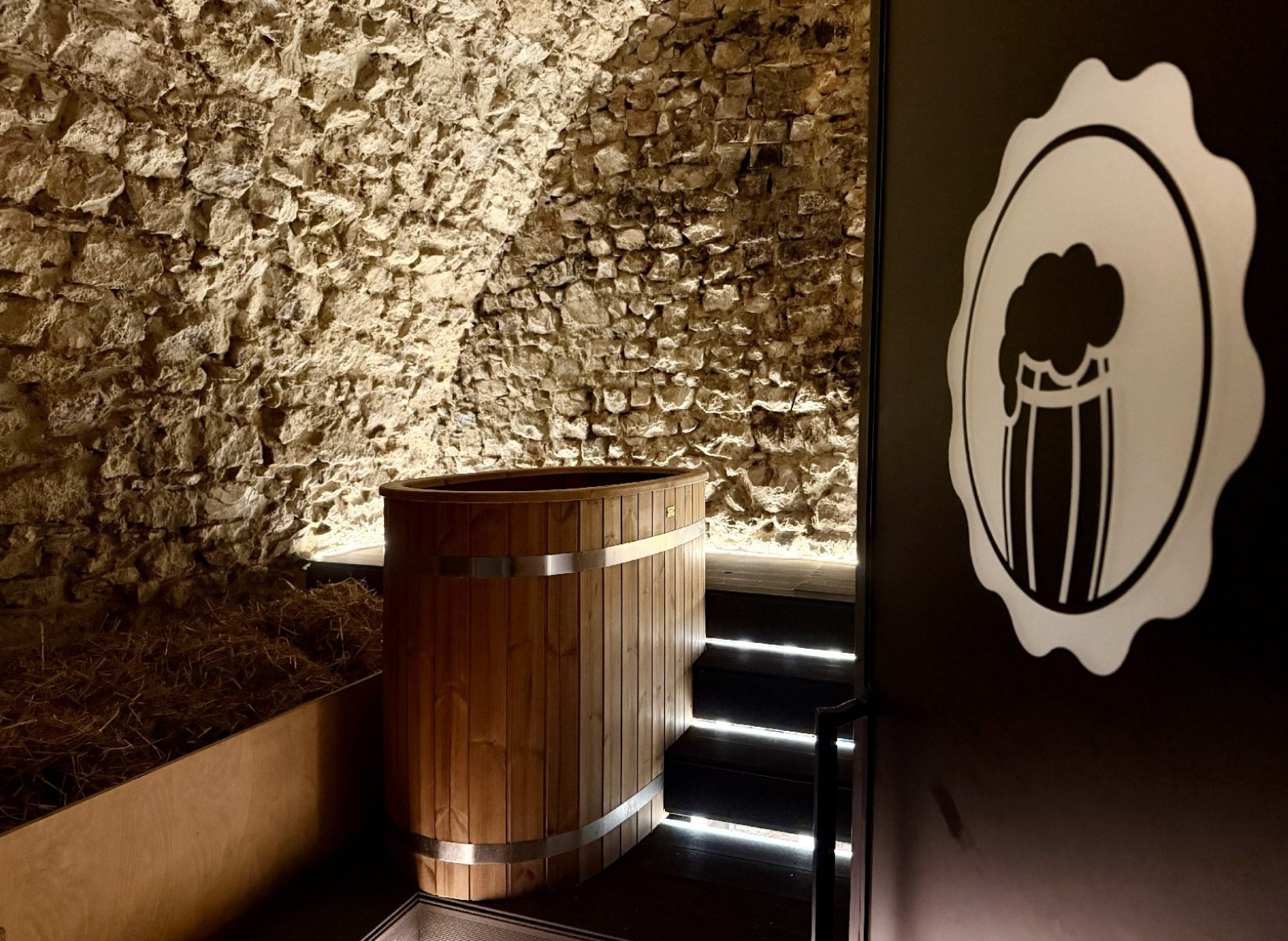 wnętrze klimatycznej kamiennej piwnicy z balią drewnianą do relaksującej kąpieli