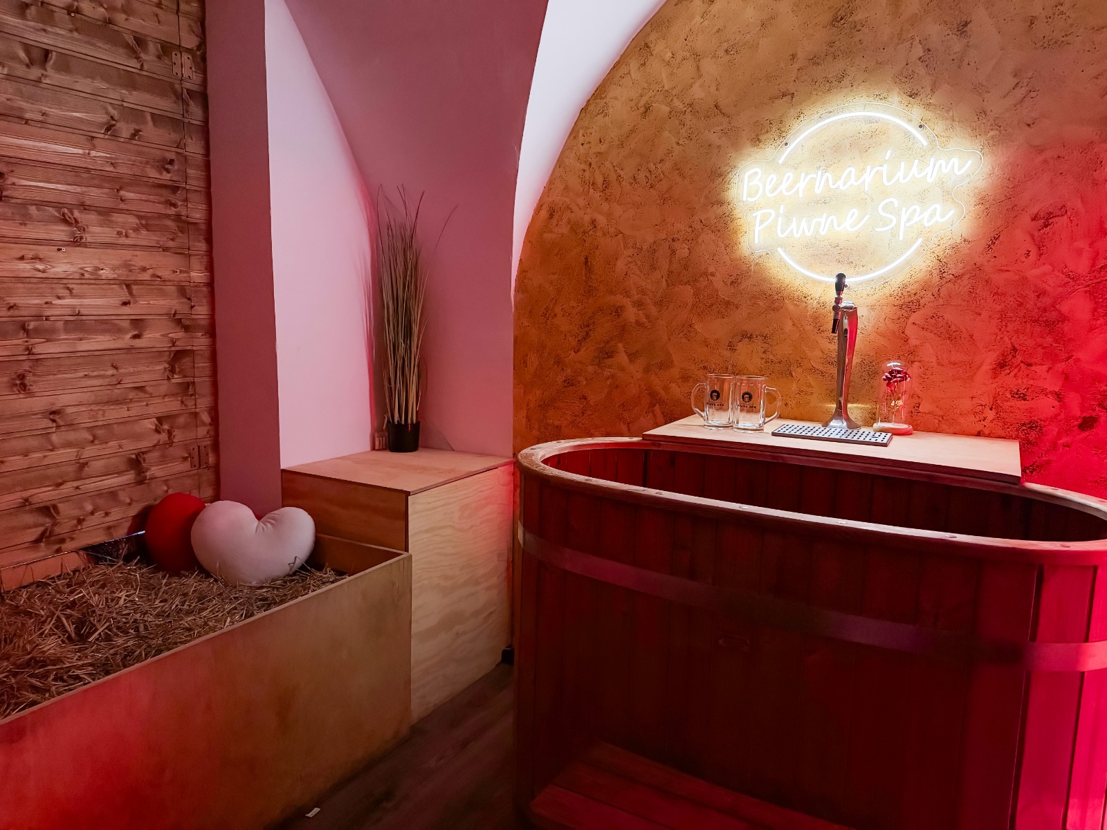 drewniana balia do relaksującej kąpieli i słomiane łoże