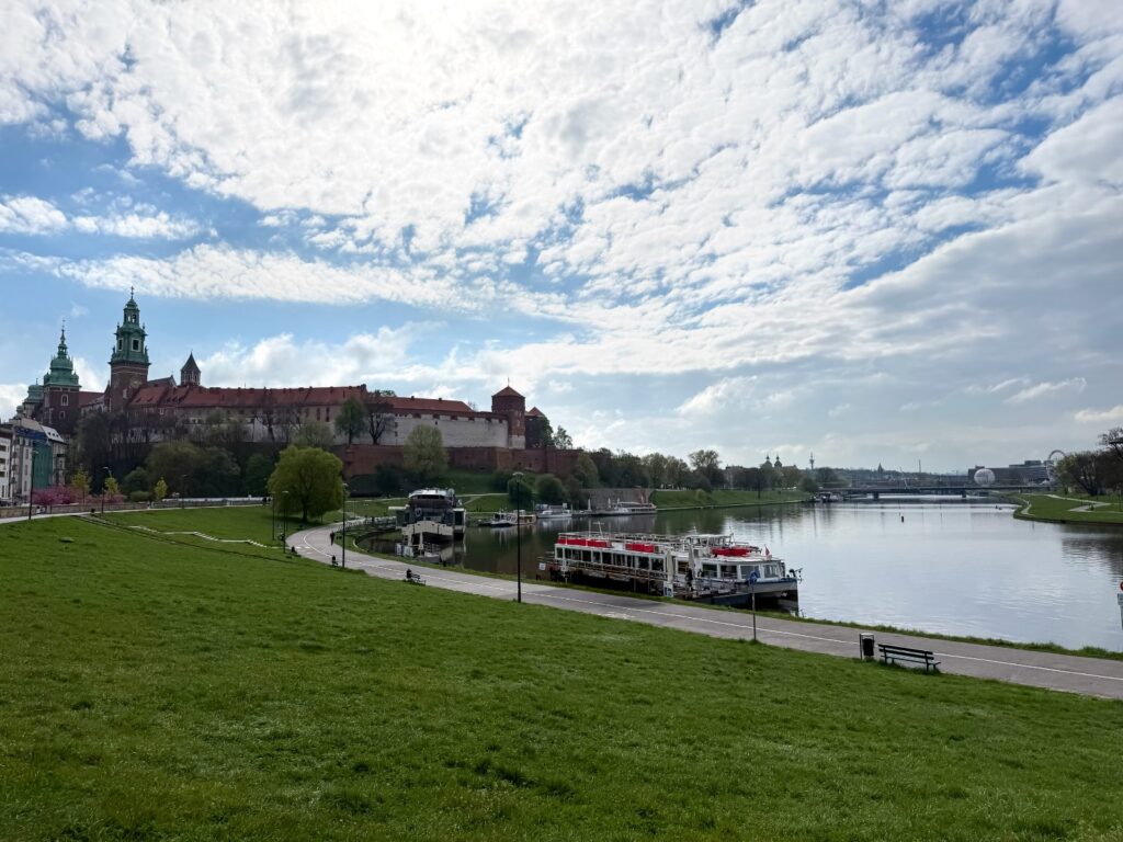 panorama Krakowa z widokiem na zamek na Wawelu oraz rzekę Wisłę